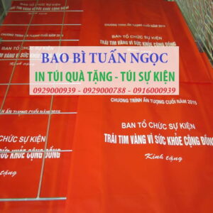 in túi nilon đỏ đựng quà sự kiện hội nghị